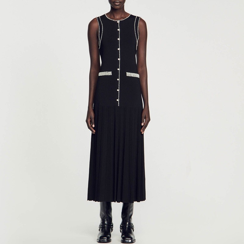Luxuriöses, perlenbesetztes Strick-Midikleid – Elegantes, hochtailliertes Maxikleid mit Schlitz und dezenten Schlitz- und Knopfdetails_voghion.com