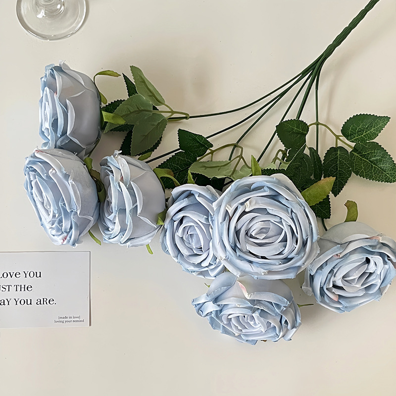 ヨーロッパ風の真似をして、7頭の皇妃のバラの造花の客間の生け花の結婚祝いの装飾の手を持って花卉の撮影の道具を持ちます。|undefined