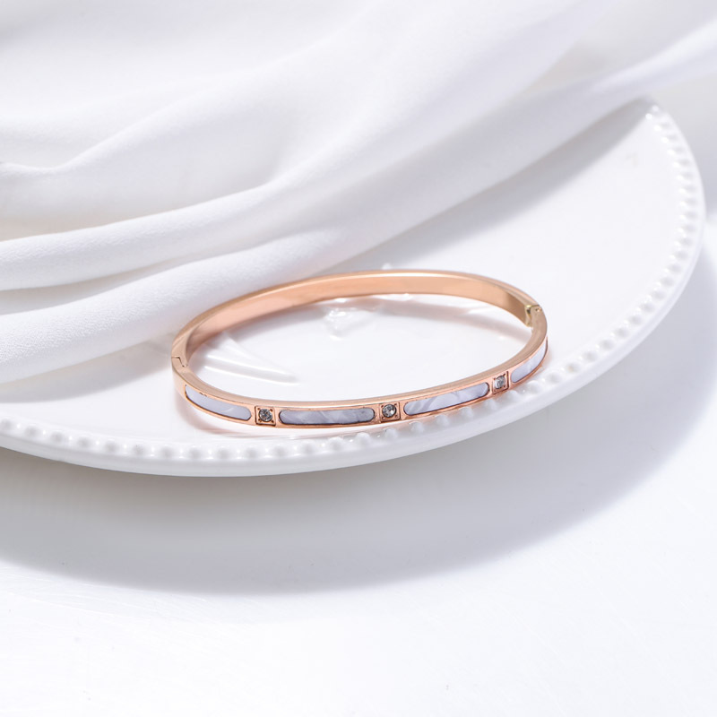 Nueva moda versátil simple brazalete de acero inoxidable de titanio de oro brazalete de diamante de oro brazalete de conchas detalles