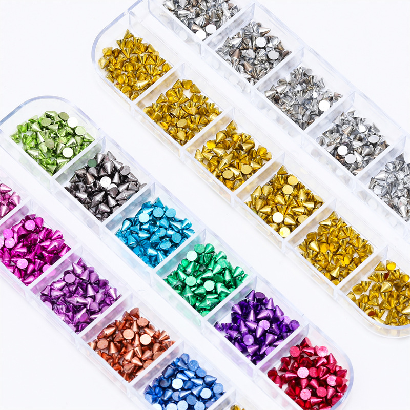 Cross-border exclusivo vintage punk estilo cónico remache joyería de uñas 12 rejilla de oro y plata de color joyería de uñas al por mayor