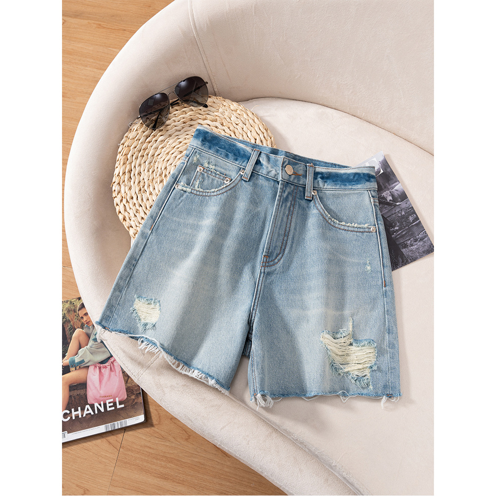 いいタイプですね水色のバリに穴が開いているデニムの半ズボンはやせていて足が長いです。2025夏の新型レジャー752