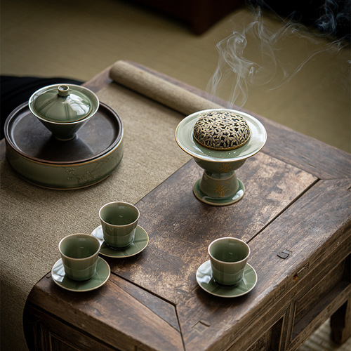 Sijunzi Yue kiln copper-covered incense burner, Longquan celadon agarwood incense disc, incense burner ornaments, antique ceramic small stove