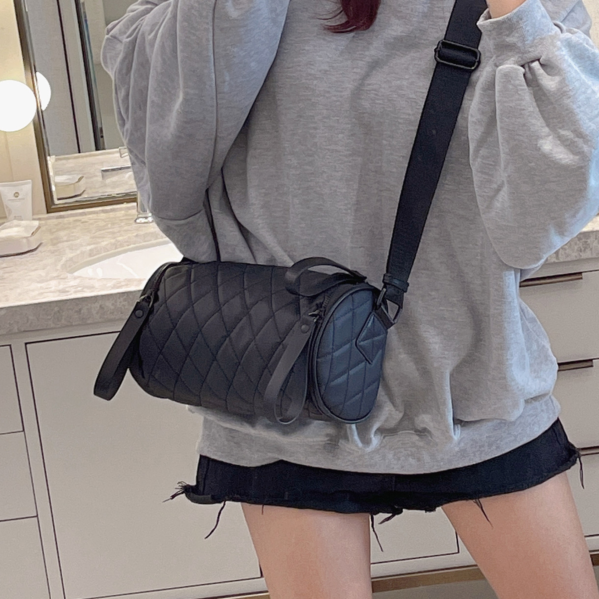 Cuscino a tracolla da donna con cilindro Lingge in tessuto di nylon Oxford 2024 Nuova borsa a secchiello per l'acqua a scacchiera_voghion.com