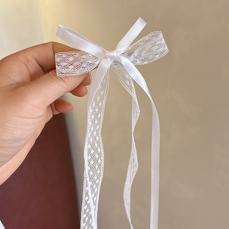 Белая заколка для волос с бантиком