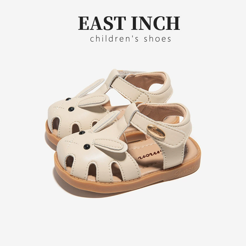 Натуральные кожаные сандалии для девочек, милые туфли-принцессы с мультяшным дизайном, новинка лета 2025, детские закрытые туфли с перфорацией и мягкой подошвой для малышей