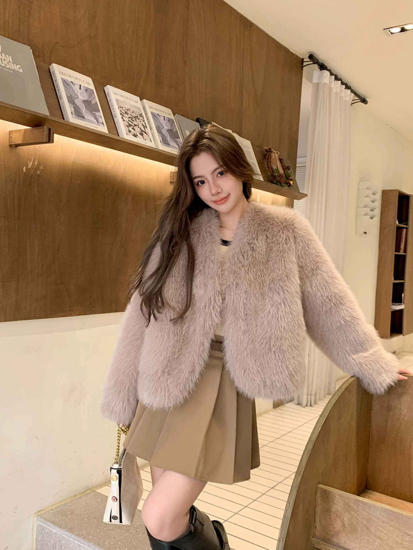 Кожаный пуховик из искусственного лисьего fur (Xu Yiyi) короткая женская куртка, мягкий плюш, зима 2024