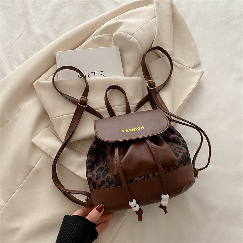 Bolso para mujeres 2024 nueva mochila retro de gran capacidad de moda versátil otoño invierno mochila de aire extranjero popular este año