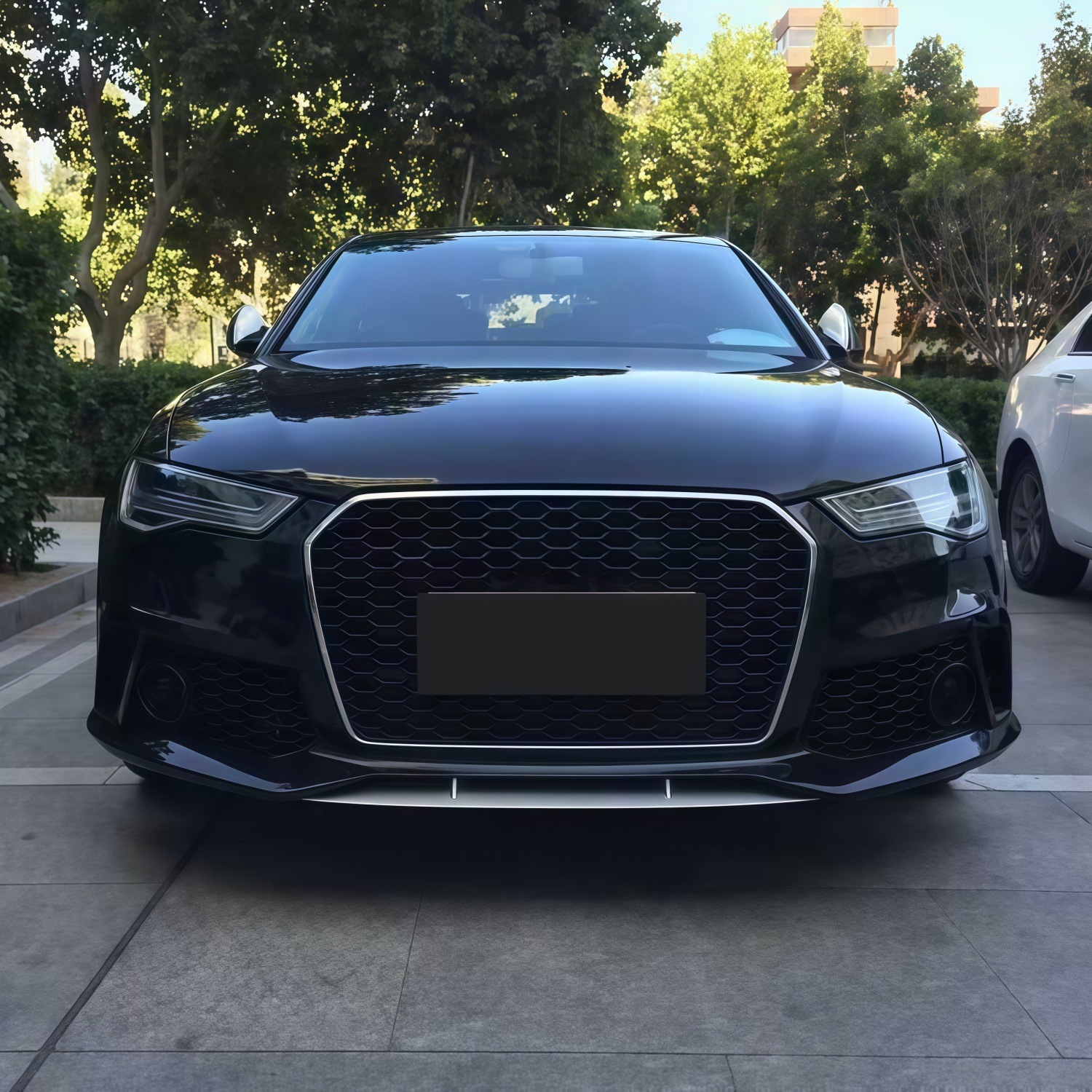 Suitable for Audi A6L models from 2016-2018, this is an upgrade kit for modifying the front bumper to resemble the RS6, including the front grille and bumper