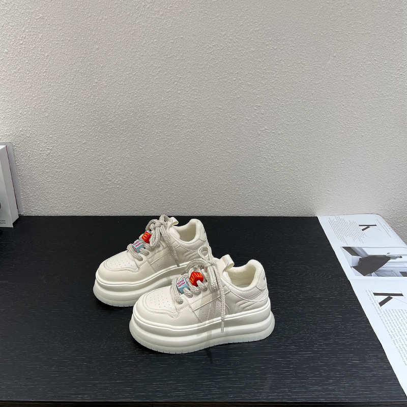 Pequeño 6cm de cuero más zapatos muffins de lana mujeres 2024 invierno nueva moda versátil pan casual pequeño zapatos blancos moda