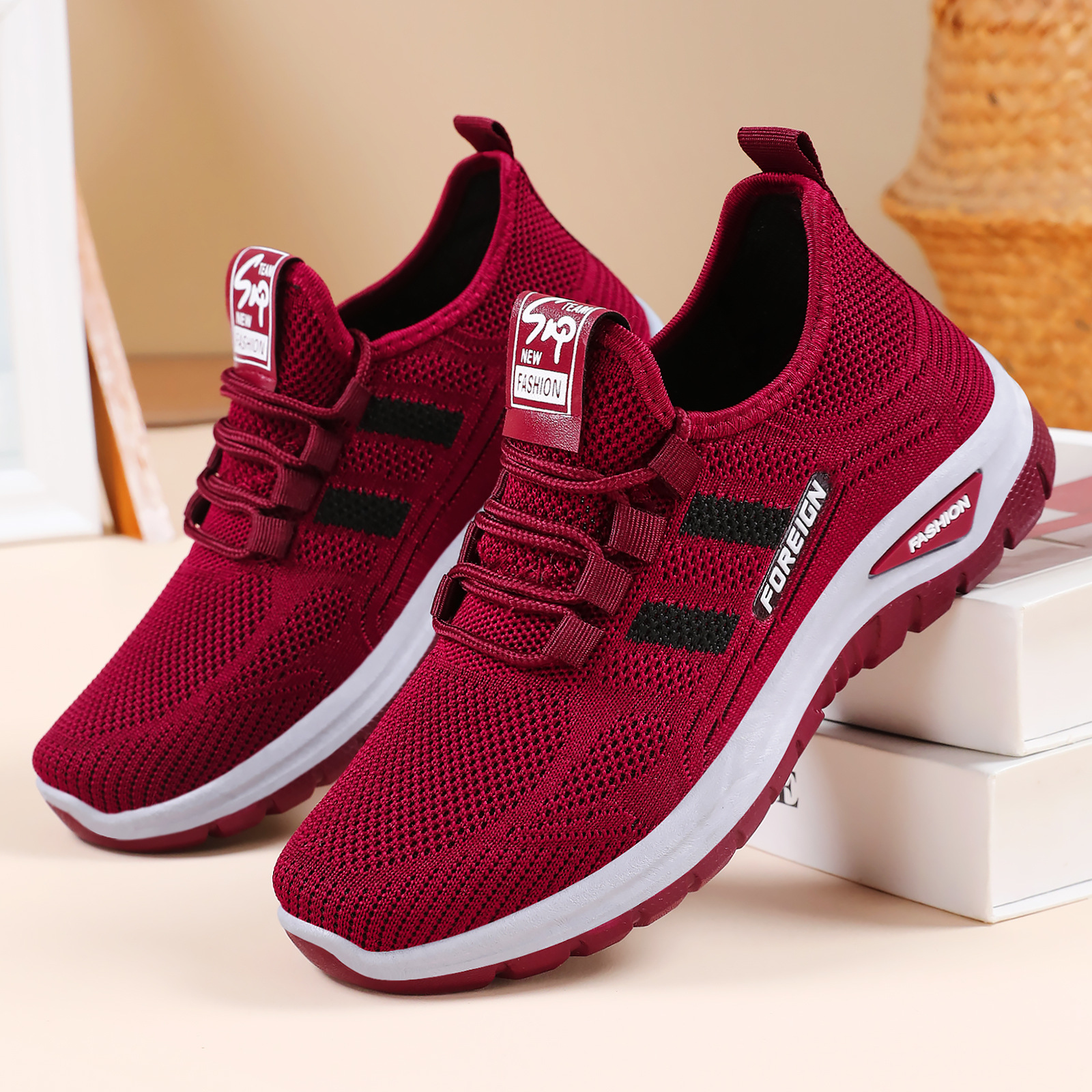 Zapatos de mujer nuevos zapatos casuales de tamaño grande zapatos transpirables de tejido volador zapatos de malla cómodos zapatos de malla ligeros