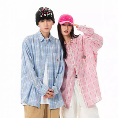 日本の星は布の格子のシャツの男の春と秋の新型のファッションの恋人の服装の長袖のシャツの服の上着の男女を貼ります。