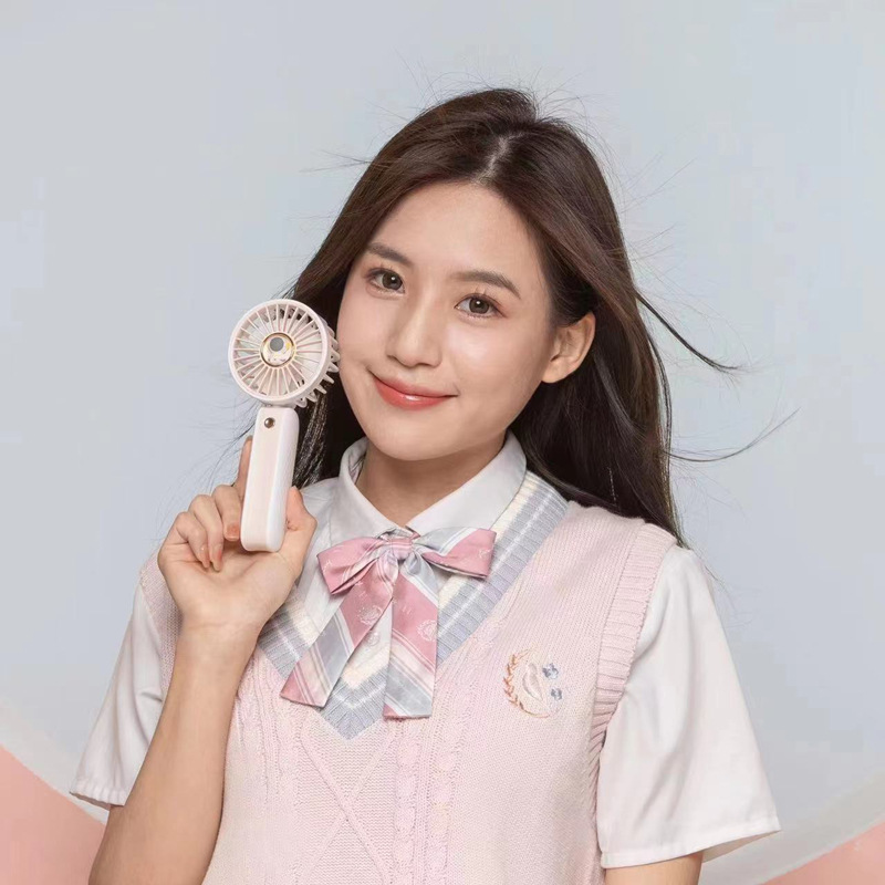 2022 nueva carga portátil pequeño ventilador astronauta mini ventilador portátil estudiante de dibujos animados mudo ventilador eléctrico