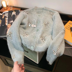 小香風重工は青いニットコートを入れています。
