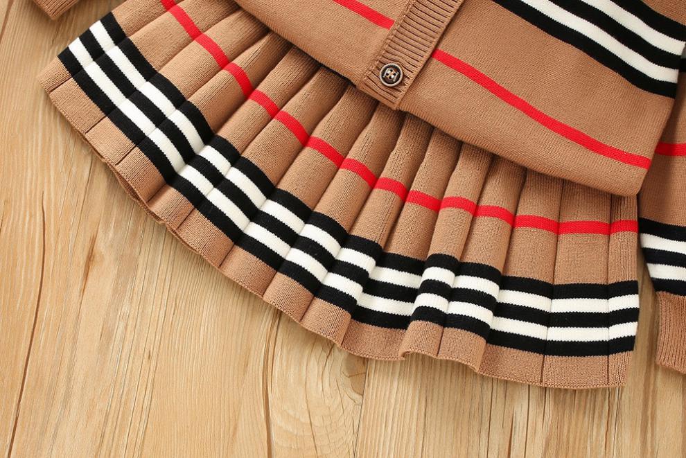 Ragazze 2023 Autunno/Inverno New Western Stripe Bambina lavorata a maglia di lana alla moda Abito a pieghe Set di due pezzi_voghion.com