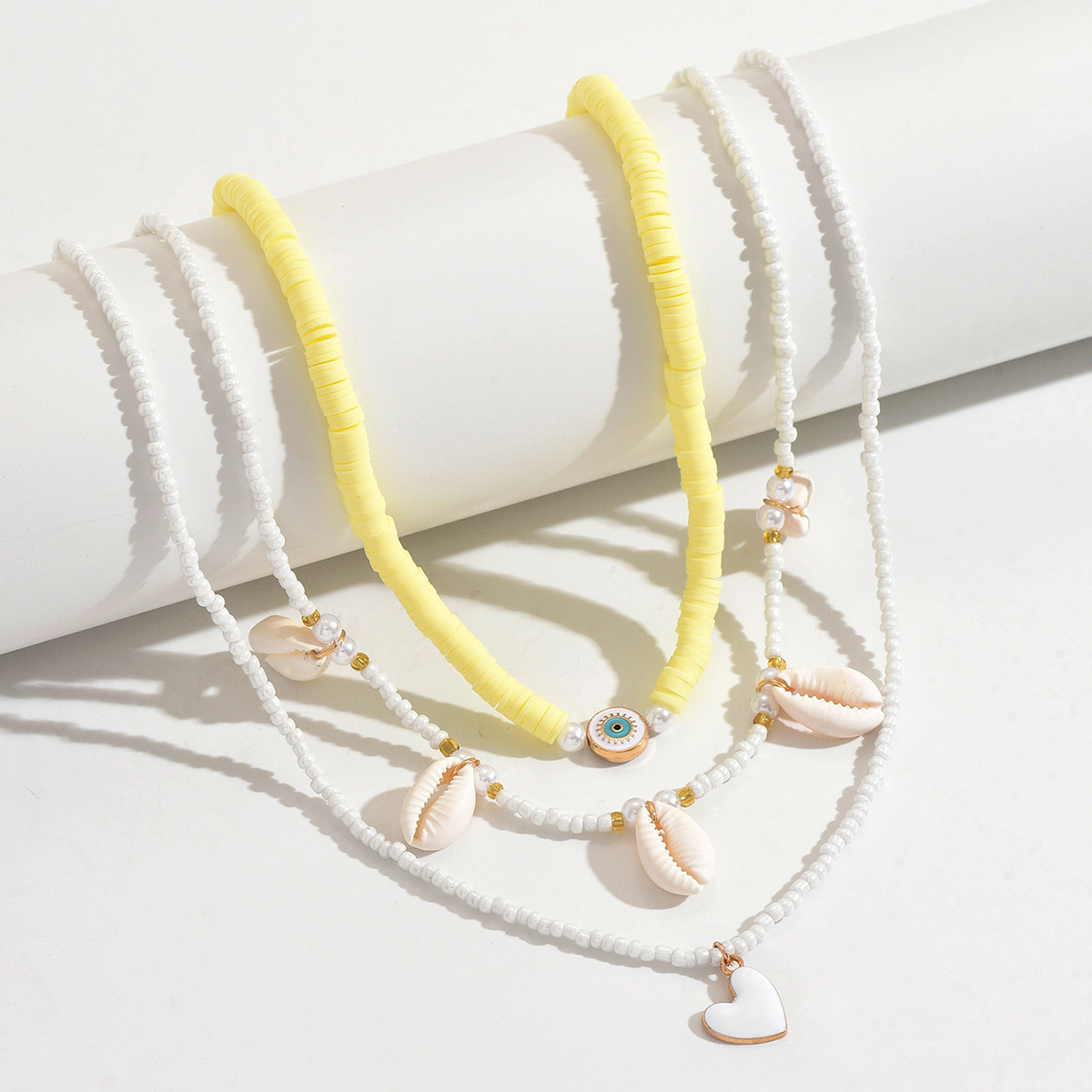 Colar em camadas estilo boho com pingente de coração e concha_voghion.com