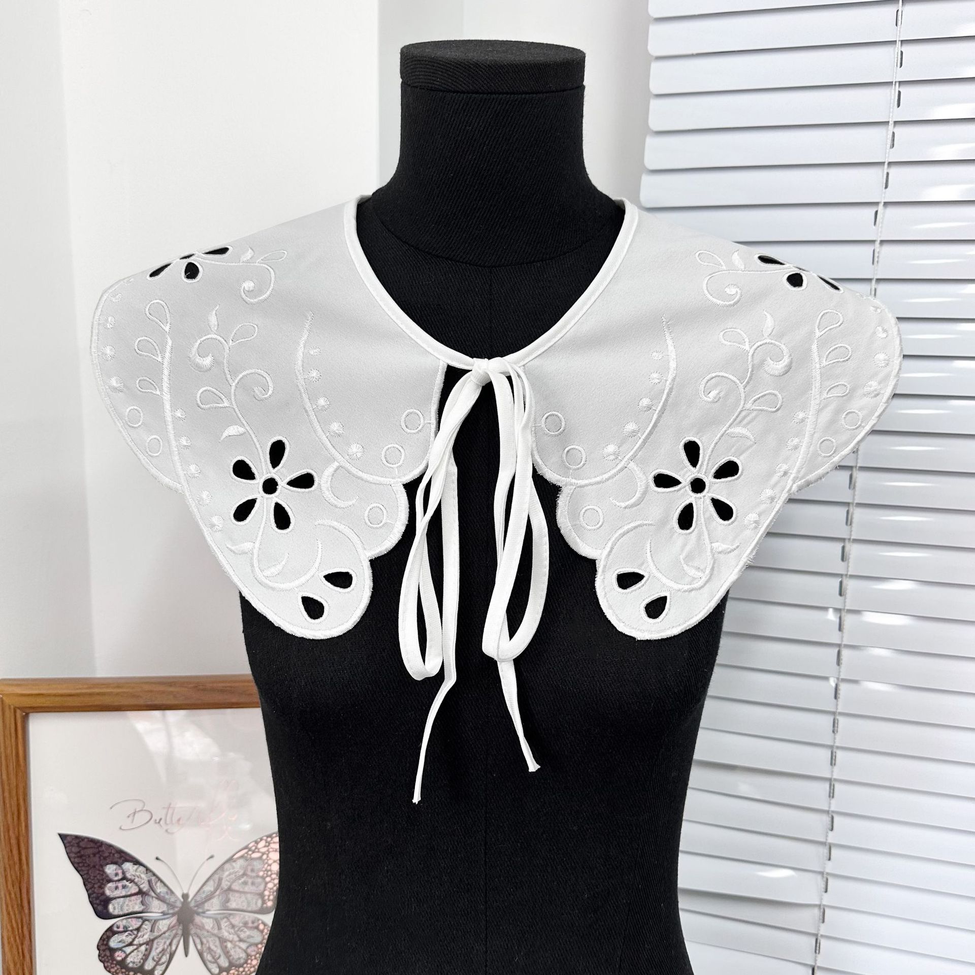 Elegante blanco falso cuello dentado bordado diseño de lazos de adornos vestidos de mujer camisa suéter accesorios otoño invierno
