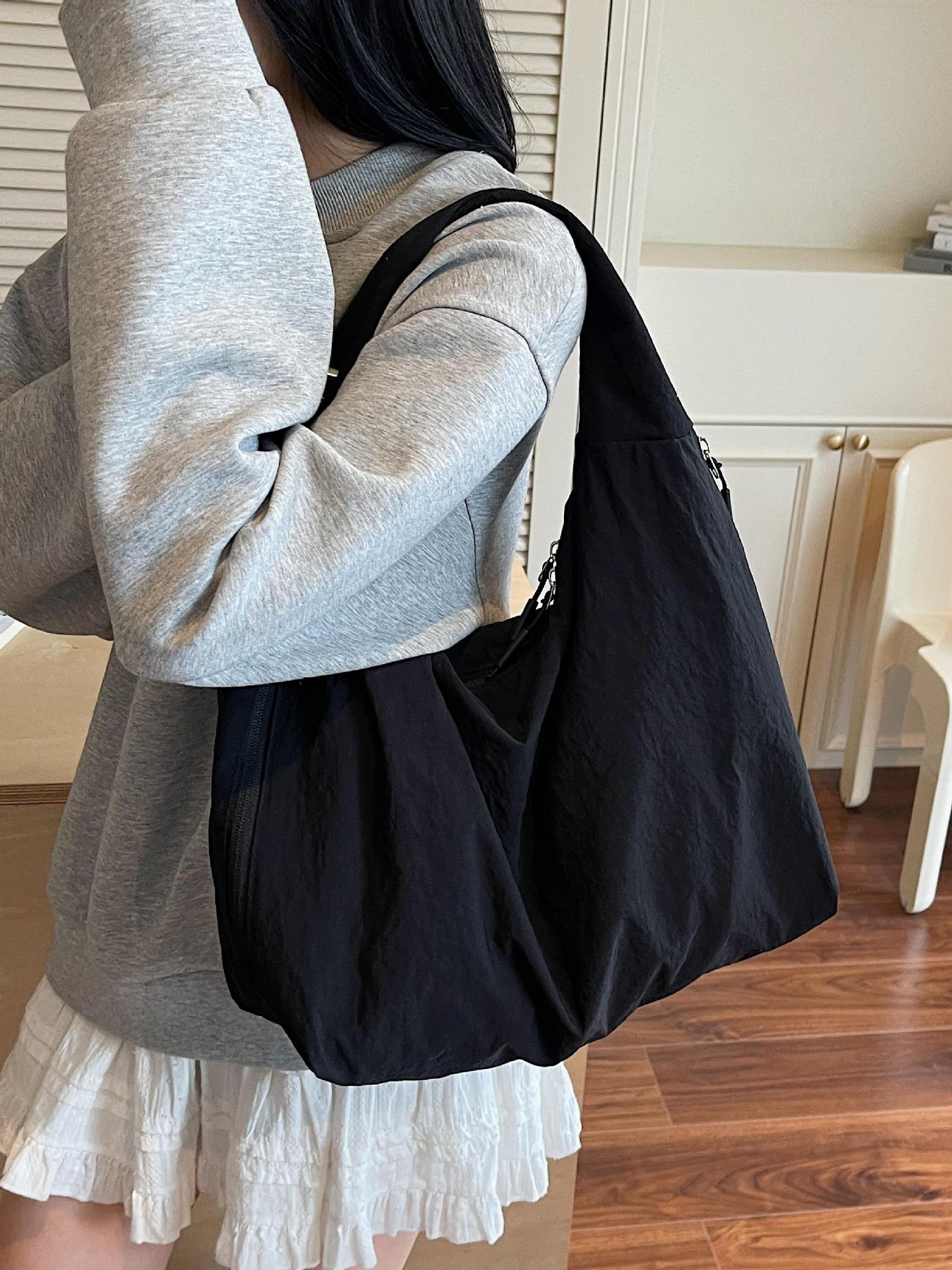 Bolsa de brazo de tela de nylon transfronteriza para mujeres 2025, nueva bolsa de hombro casual simple, bolsa de torneo casual universal