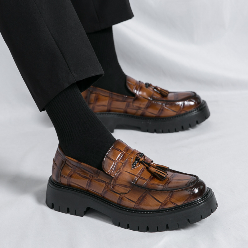 2025 nuevos zapatos de cuero bajos de negocios de gran tamaño transfronterizos de estilo británico de moda zapatos de suela gruesa de todo fósforo para aumentar los zapatos de hombre