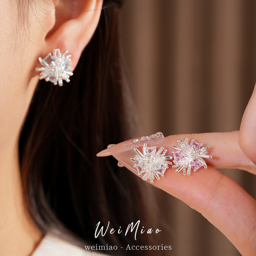 Agujas de plata, pernos de flores de piedra, personalidad simple, nicho, aretes de moda, aretes de lujo ligero, aretes de alta calidad al por mayor.