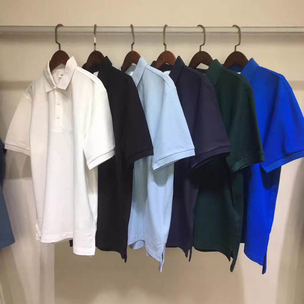 Polo de manga corta y media manga para hombre bordado de caballo de batalla en el pecho de tela a cuadros de tapeta de algodón mercerizado doble sin deformación