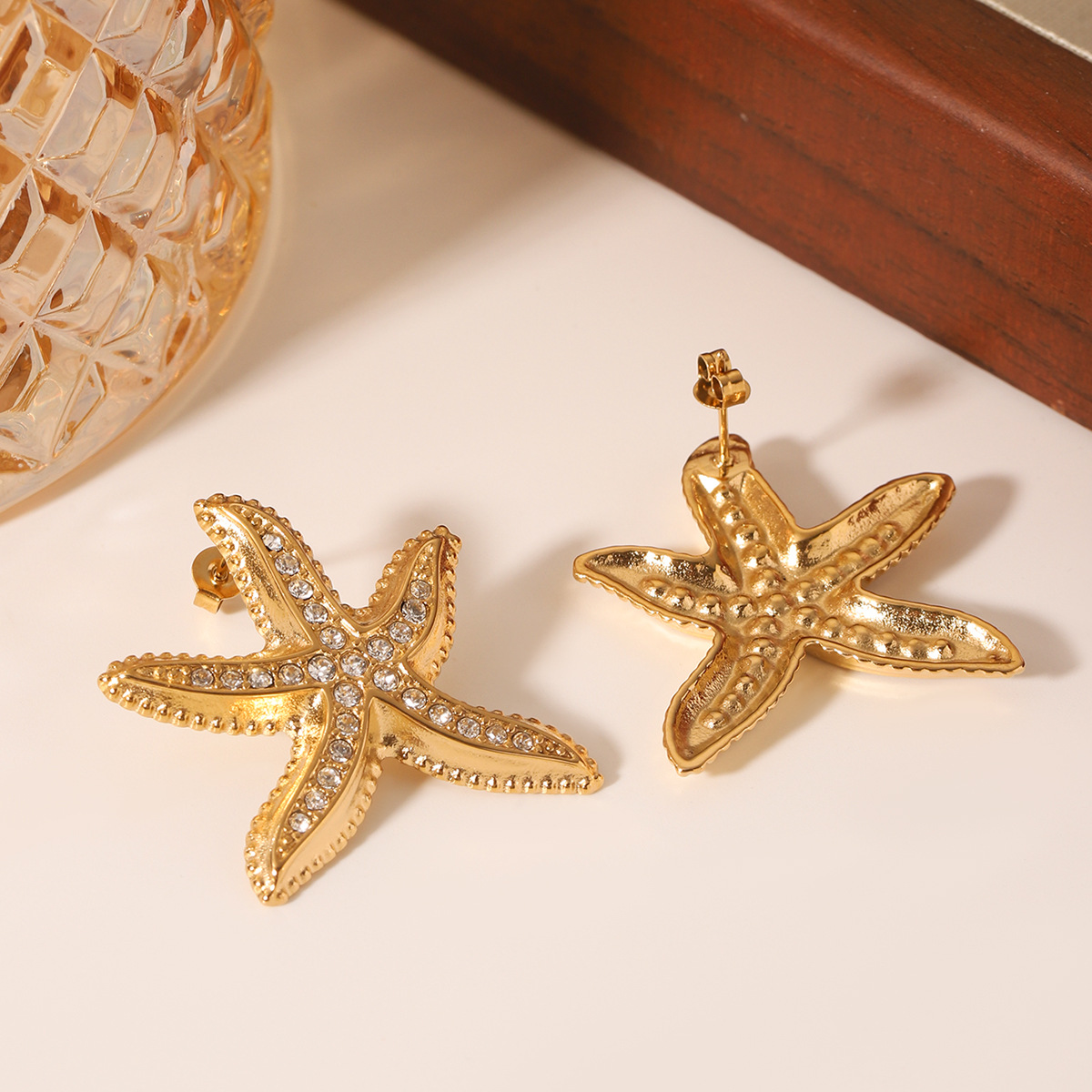 Pendientes de estrella de mar de acero inoxidable de alta calidad estilo marino europeo y americano pendientes de diamantes sin decoloración Pendientes de acero de titanio dorado de 18 quilates