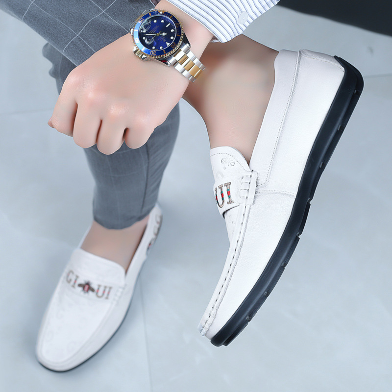 Mocasines de hombre de cuero vacuno de primera capa, estilo nuevo, zapatos casuales de cuero genuino para hombre, zapatos transpirables de una sola pieza.