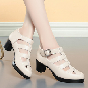 Closed toe sandals women's summer 2023 new chunky heel hollow woven women's Roman shoes middle-aged and elderly women's shoes with buckle