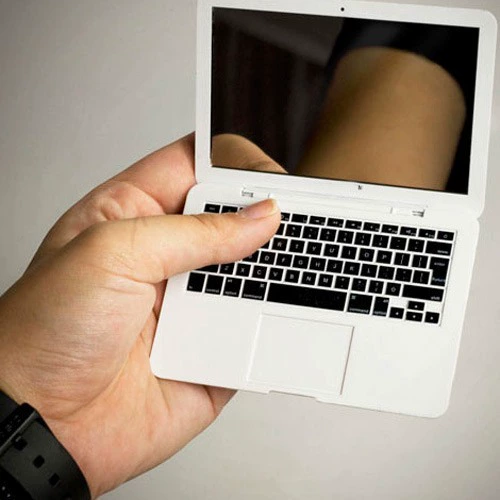 Реалистичный маленький ноутбук, зеркало, MacBook