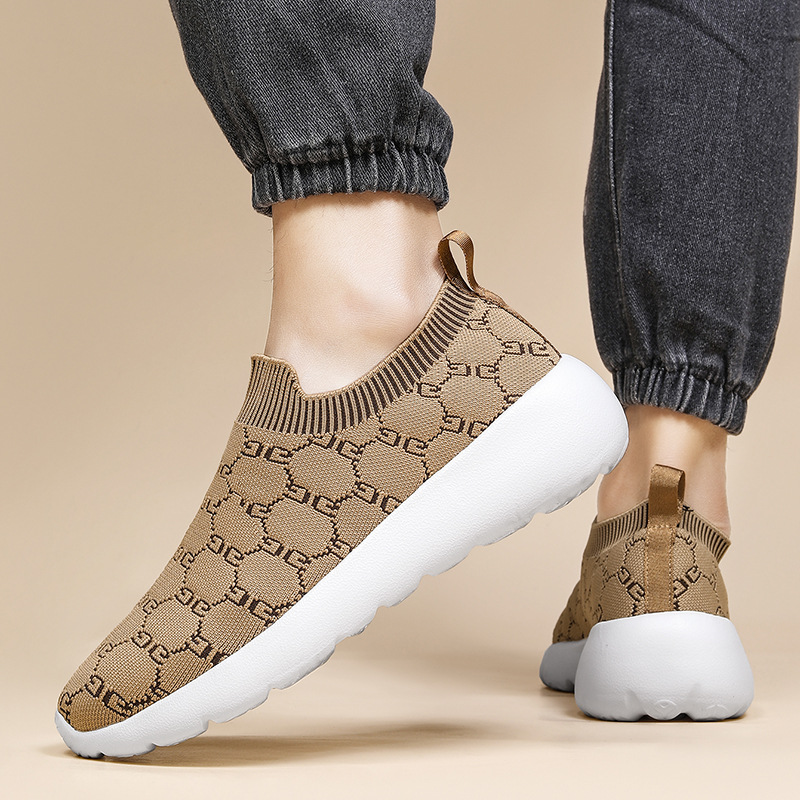 晋江跨境新款高弹软底一脚蹬运动鞋厚底飞织轻便休闲网面鞋男鞋