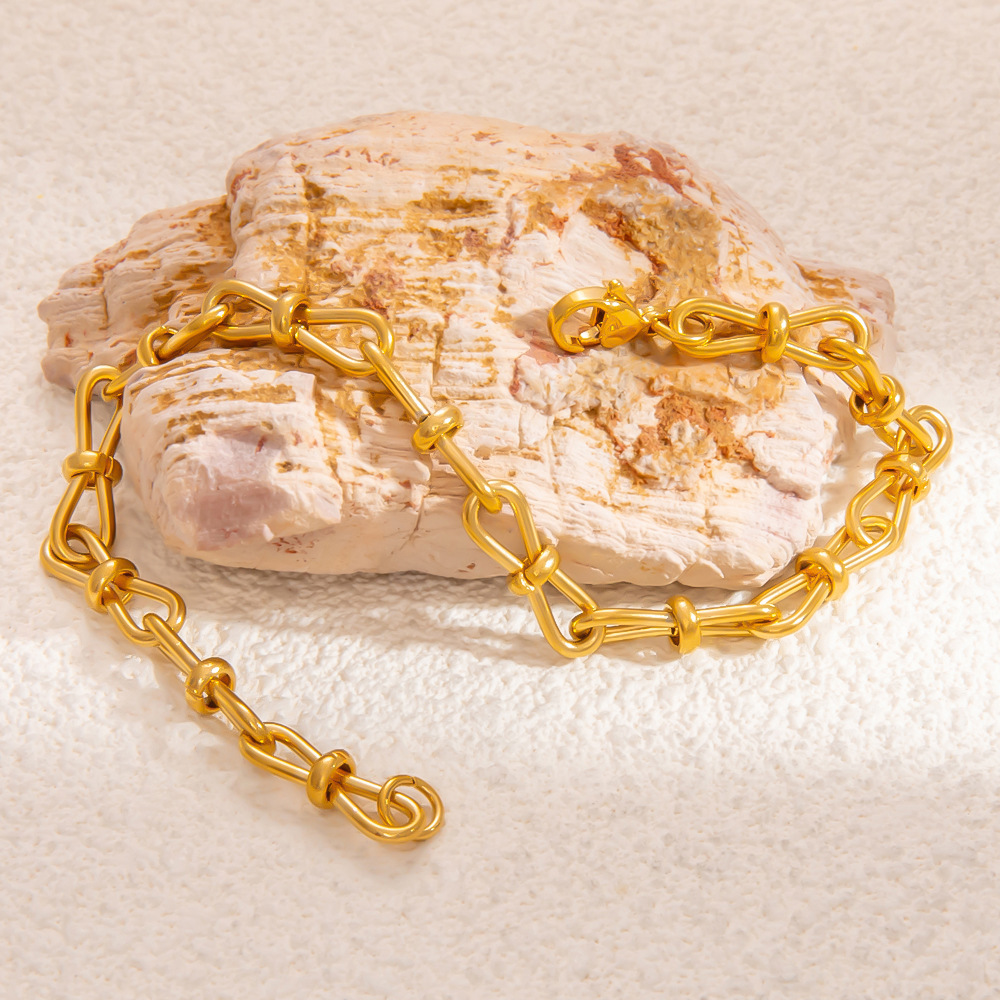 PVD Coated Real Gold Plated Leaves Heart Shape 304 Stainless Steel Retro Simple Style Classic Style Waterproof Non Tarnish 304 Stainless Steel Bracelets display picture 2