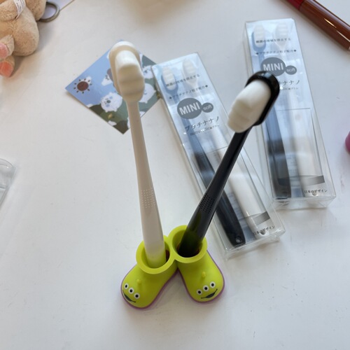 Black and white round head soft hair small head toothbrush ins simple couple home portable travel size adult toothbrush BH081