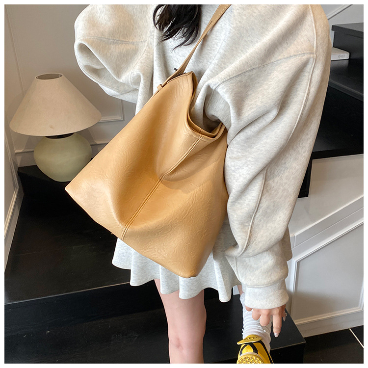 Korean style, retro, large-capacity tote bag for women, new summer 2025, versatile, fashionable, simple and solid color crossbody bag undefined