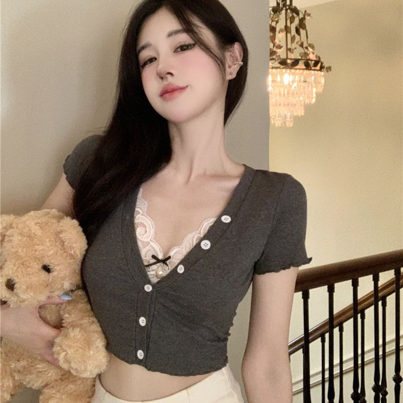American High Street Style Lace Patchwork Fake Two-Piece Low-Cut V-Neck Short-Sleeve T-Shirt Pure Desire Sexy Short Top American High Street Style Lace Patchwork Fake Two-Piece Low-Cut V-Neck Short-Sleeve T-Shirt Pure Desire Sexy Short Top