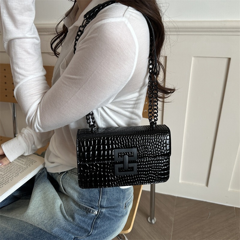 Lock Buckle Crossbody Shoulder Small Square Bag 2026 New Trendy European and American Retro Women's Fashionable Chain Small Bag Lock Buckle Crossbody Shoulder Small Square Bag 2026 New Trendy European and American Retro Women's Fashionable Chain Small Bag