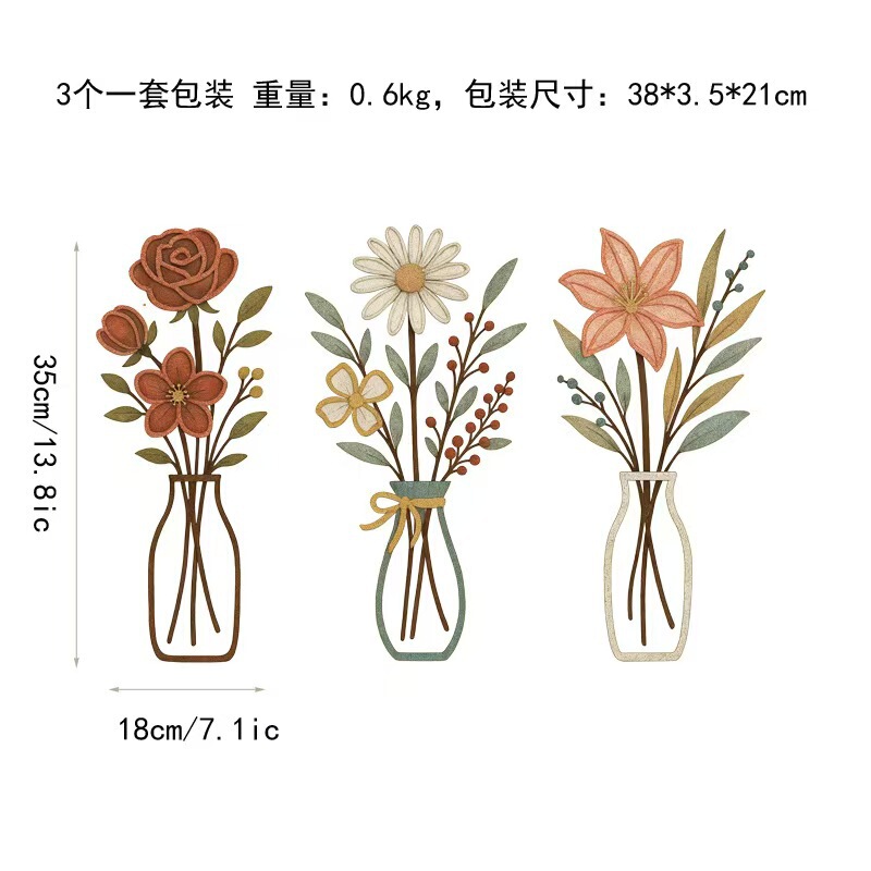 国境を越えた庭園の花、バラ、四つ葉の草、金属製の鉄工品の壁飾り、吊り下げ飾り、庭の地面に飾る置物|undefined