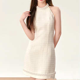 越南小众珍珠小香连衣裙2024夏新款挂脖肌理感收腰显瘦小白裙1381