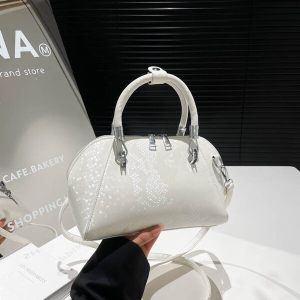 capacious retro fashionable one-shoulder bag