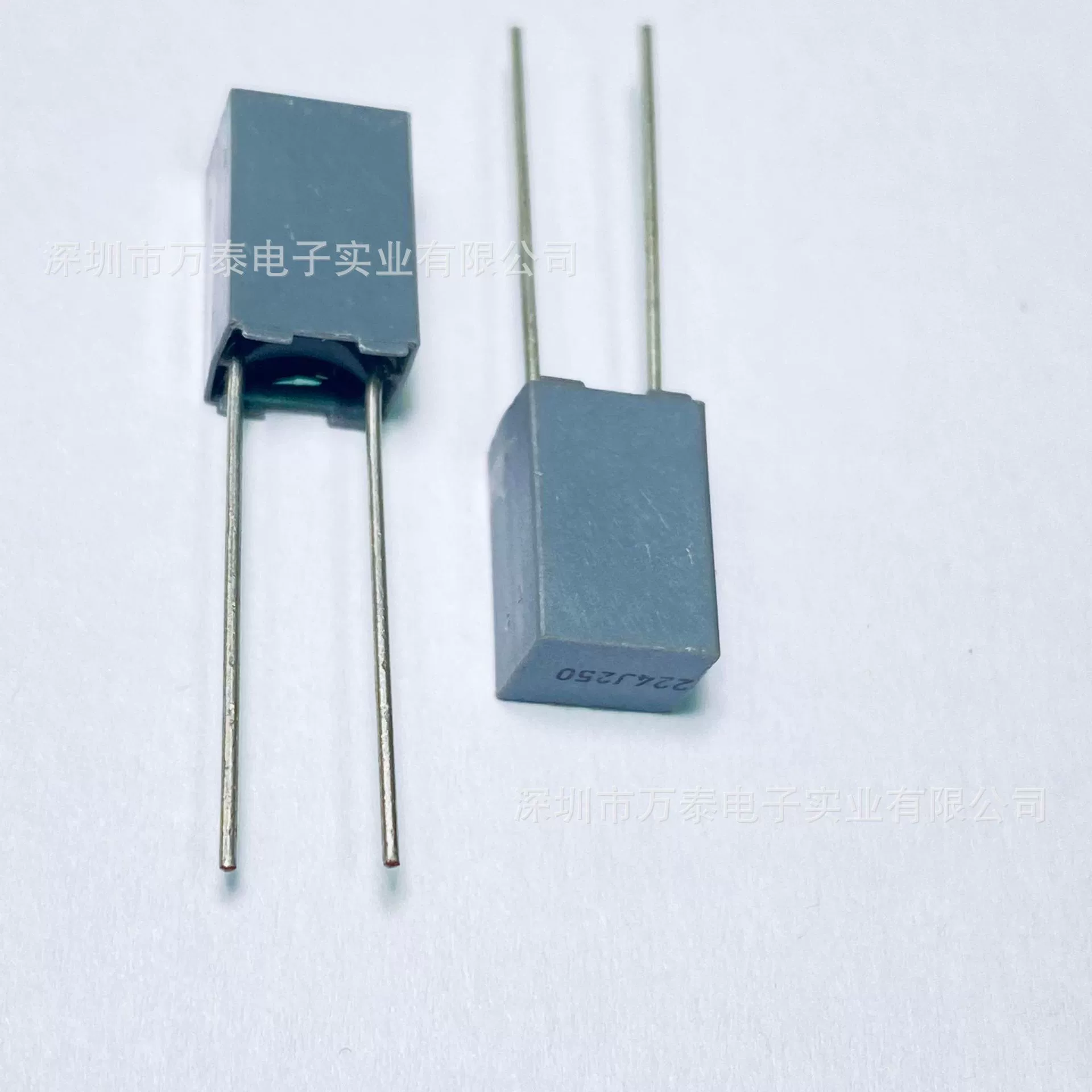 [Жёлтый калибровочный конденсатор CL71 250V104K 100N 0.1uF малый квадрат, шаг выводов 5мм, полиэстеровая пленка]