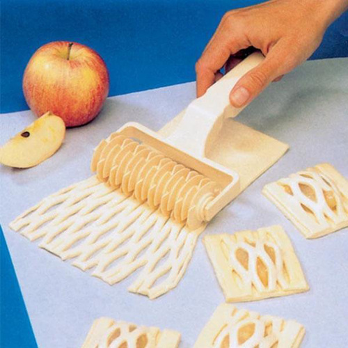 Cross-border baking kitchen gadgets plastic pizza cutter mesh knife large and small pizza wire hob