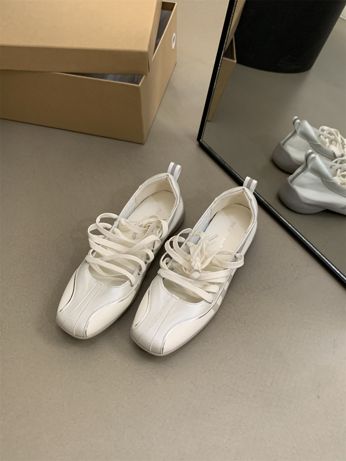 Zapatillas de ballet deportivas de diseño de nicho coreano para mujer 2025 nuevo estilo con cordones cruzados retro Mary Jane zapatos individuales