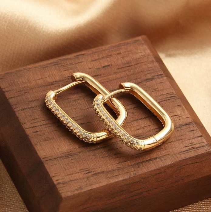 Temperamento y moda, hebilla de oreja ovalada con incrustaciones de diamantes brillantes, diseño de nicho, joyería de oreja rectangular geométrica simple y exquisita