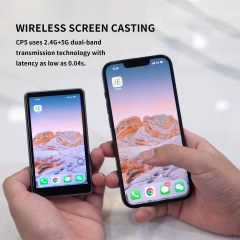 2025新型の携帯電話の後で自分撮りをします。