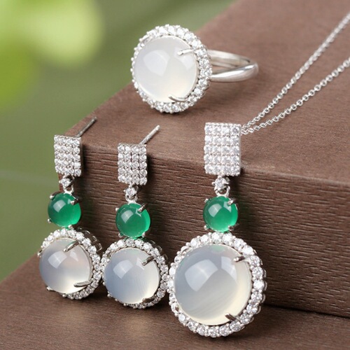 Temperament and fashionable natural chalcedony earrings, rings, pendants, necklaces and jewelry sets. Gao Bing Yuanyuan jade three-piece set