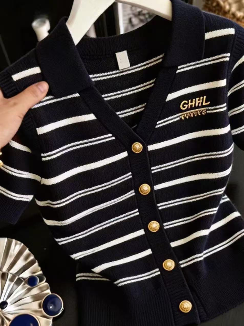 Áo len cổ polo ngắn tay nữ sọc kẻ thanh lịch — Sọc