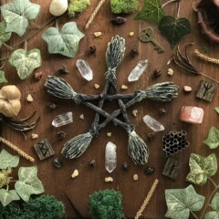 魔女は五芒星を飾って家を飾ってタロットの樹脂の工芸品の魔法を掃いて五芒星を掛けます。