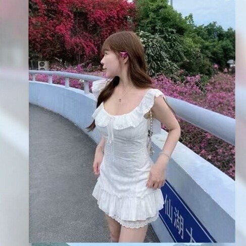 法式小飞袖连衣裙女夏季修身显瘦白色短裙纯欲风荷叶边设计感穿搭