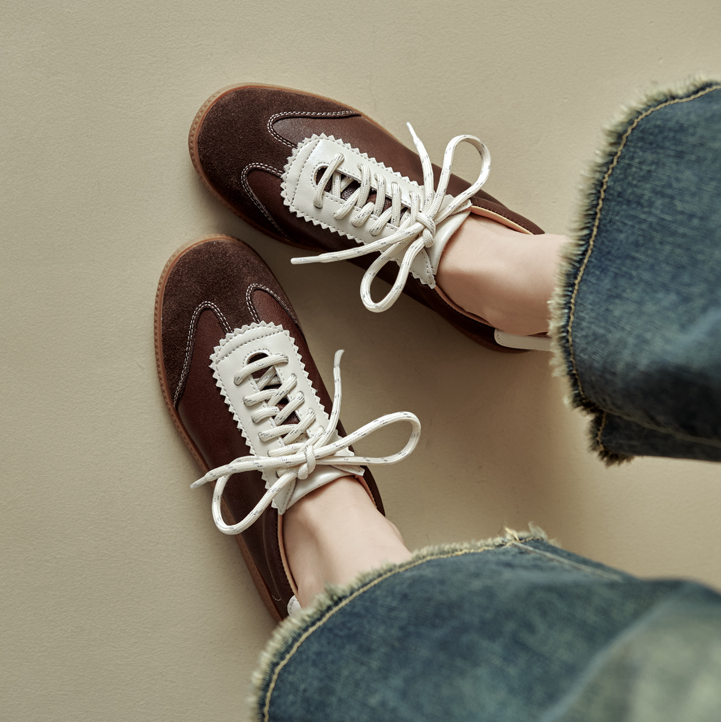 Giày sneaker nữ phối màu dây buộc đế phẳng phong cách thể thao — màu nâu