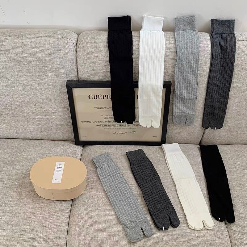 Tabi Pig-Toe Split-Toe Shoes for Women Paired with "Wide Vertical Stripe Seamless Split-Toe Socks for Women Spring/Summer Gray Socks Women's Mid-Calf Socks Tabi Pig-Toe Split-Toe Shoes for Women Paired with "Wide Vertical Stripe Seamless Split-Toe Socks for Women Spring/Summer Gray Socks Women's Mid-Calf Socks