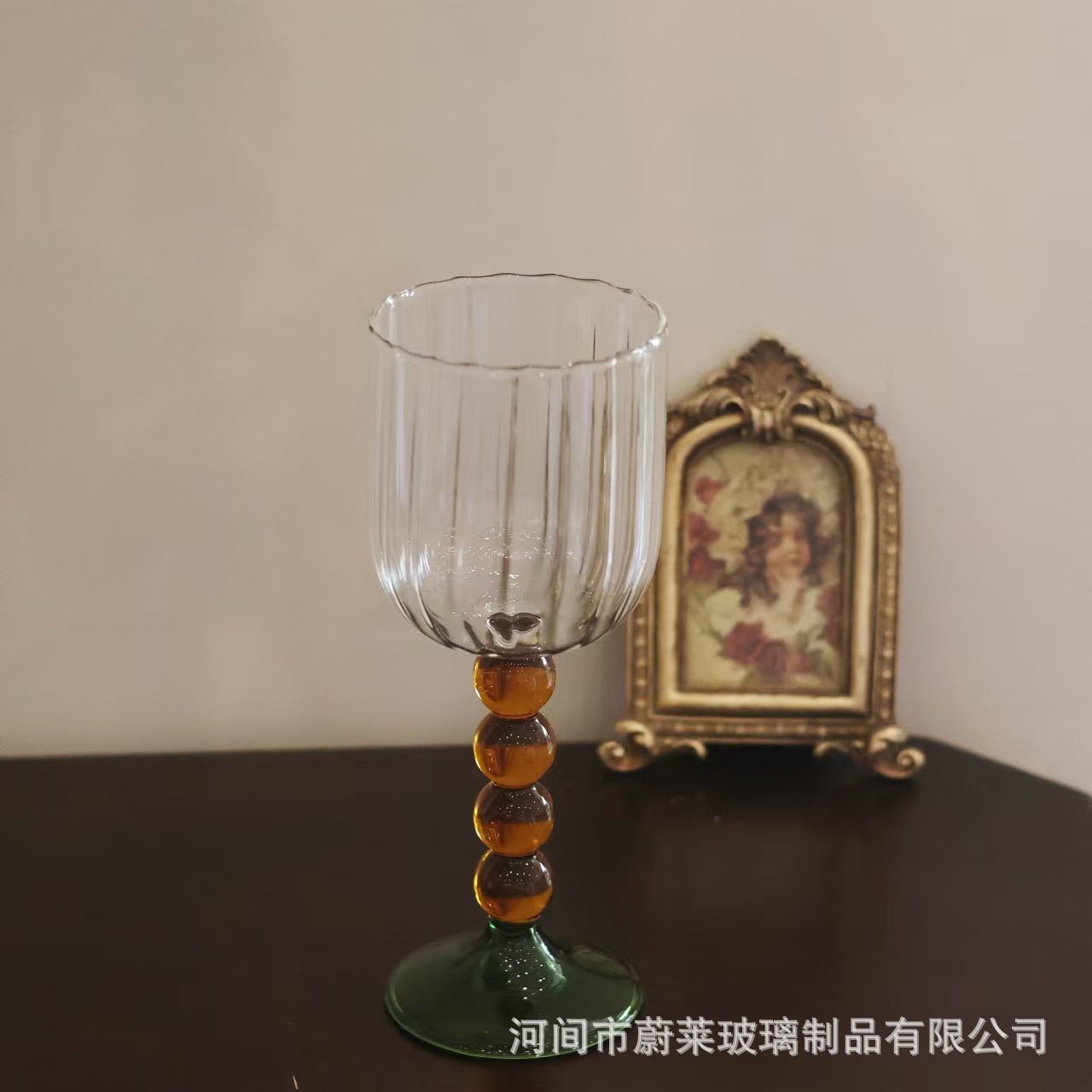 호박색 구형 잔