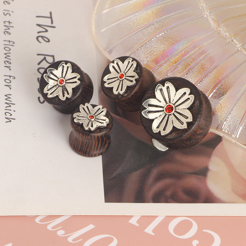 Pointed titanium steel lip stud product view